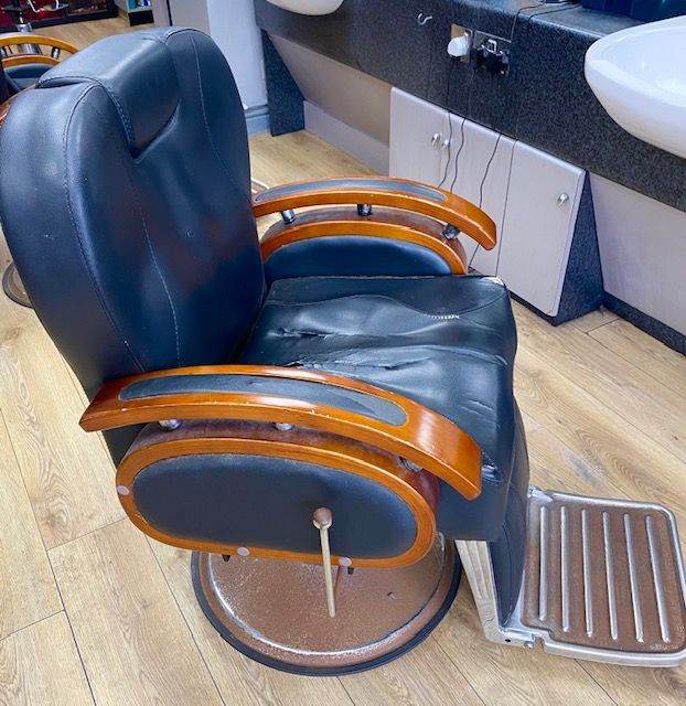 LARGE VINTAGE BARERS SHOP CHAIR, WOODEN ARMS, HEIGHT ADJUSTABLE, METAL BASE, GAMES ROOM HOME BAR