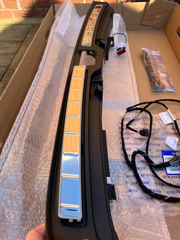 Volvo XC40, Genuine, illuminated Tailgate Scuff Plate, new.