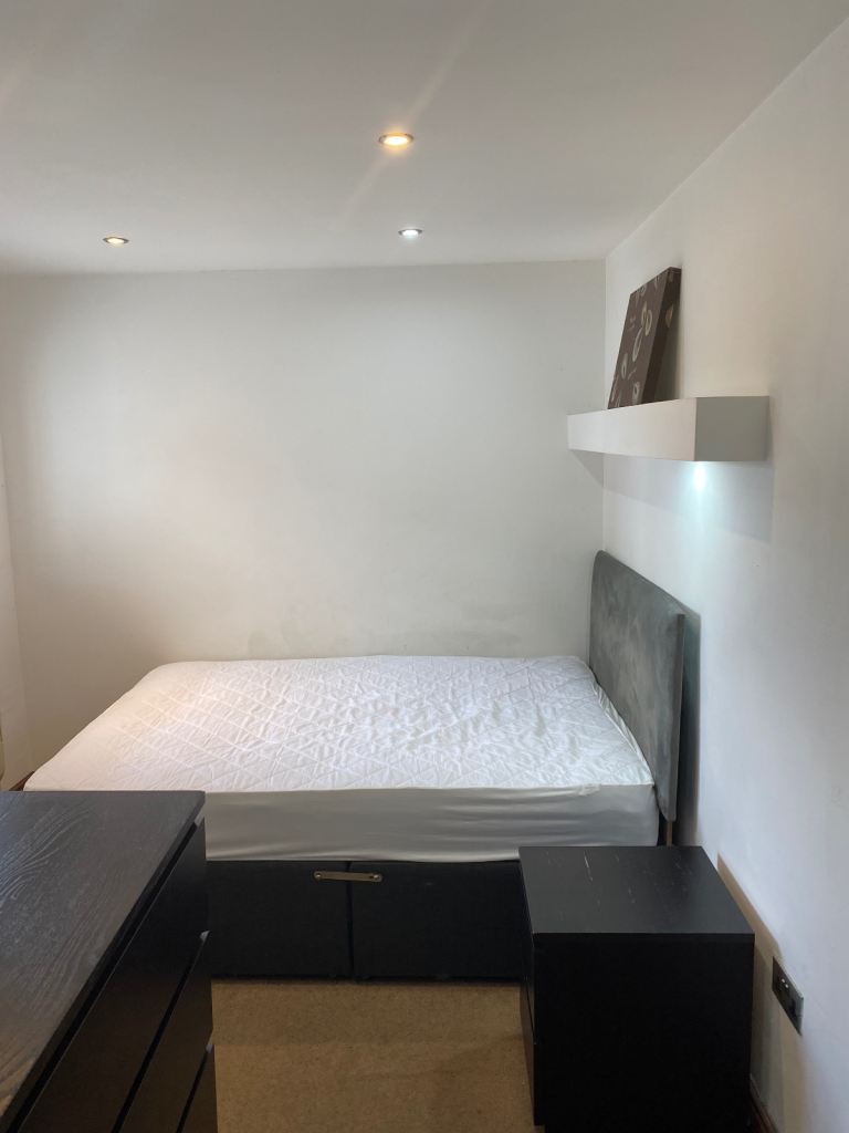 1 BED LUXURY APARTMENT NEXT TO DEWSBURY HOSPITAL **WITH PARKING**