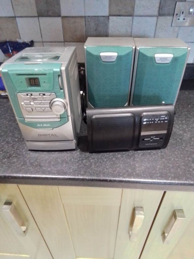 Stereo unit with speakers and radio 