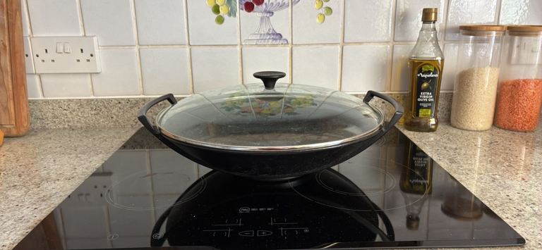 Large ale Creuset cast iron Wok with Glass Lid – Good Condition