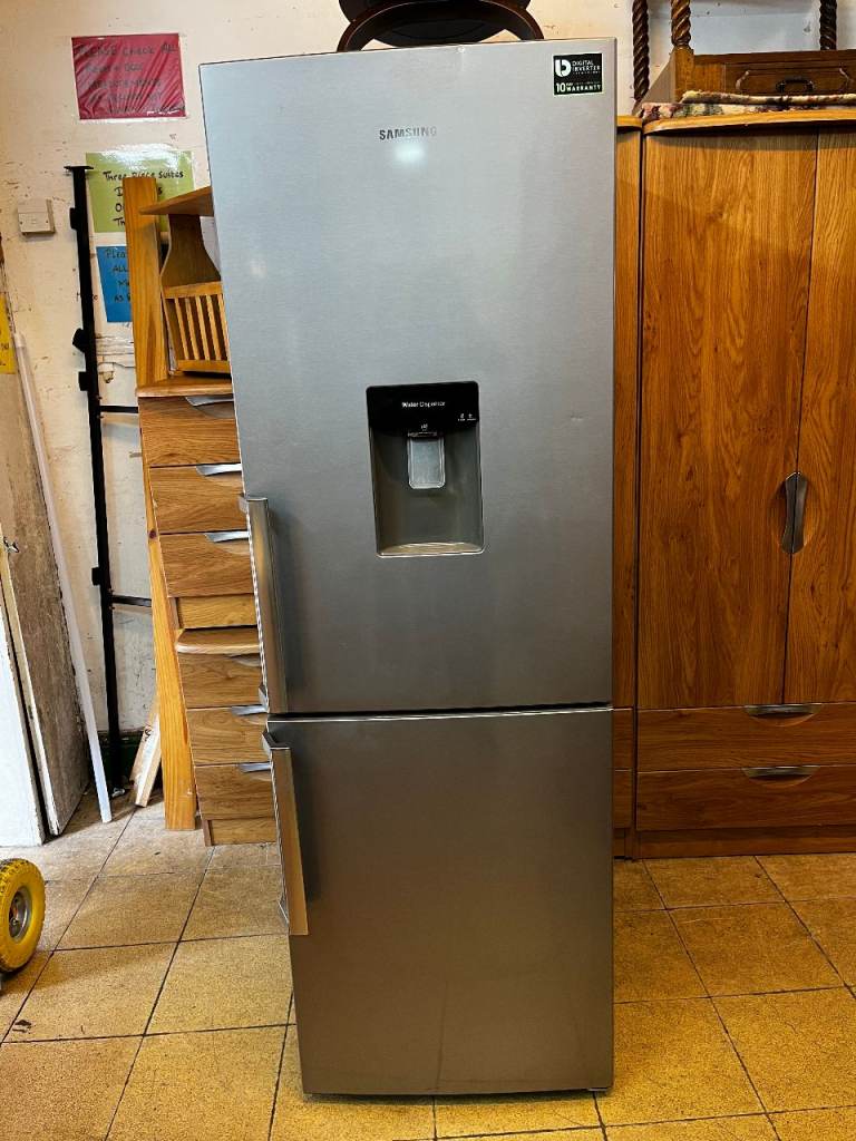 FROST FREE STAINLESS STEEL SAMSUNG FRIDGE FREEZER WITH DRINKS DISPENSER IN EXCELLENT CONDITION