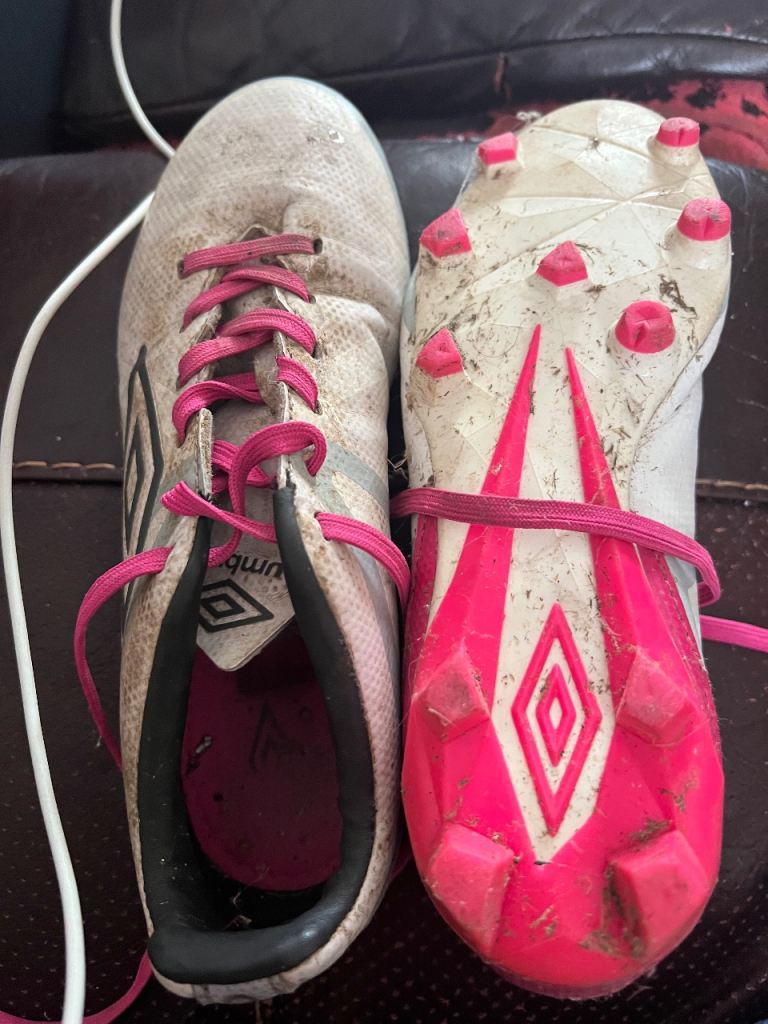 Umbro Velocita Club HG Jnr Football Boots UK 3 – Fair Condition