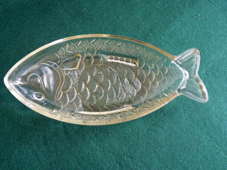 Vintage Clear Glass Fish Dish – Good Condition