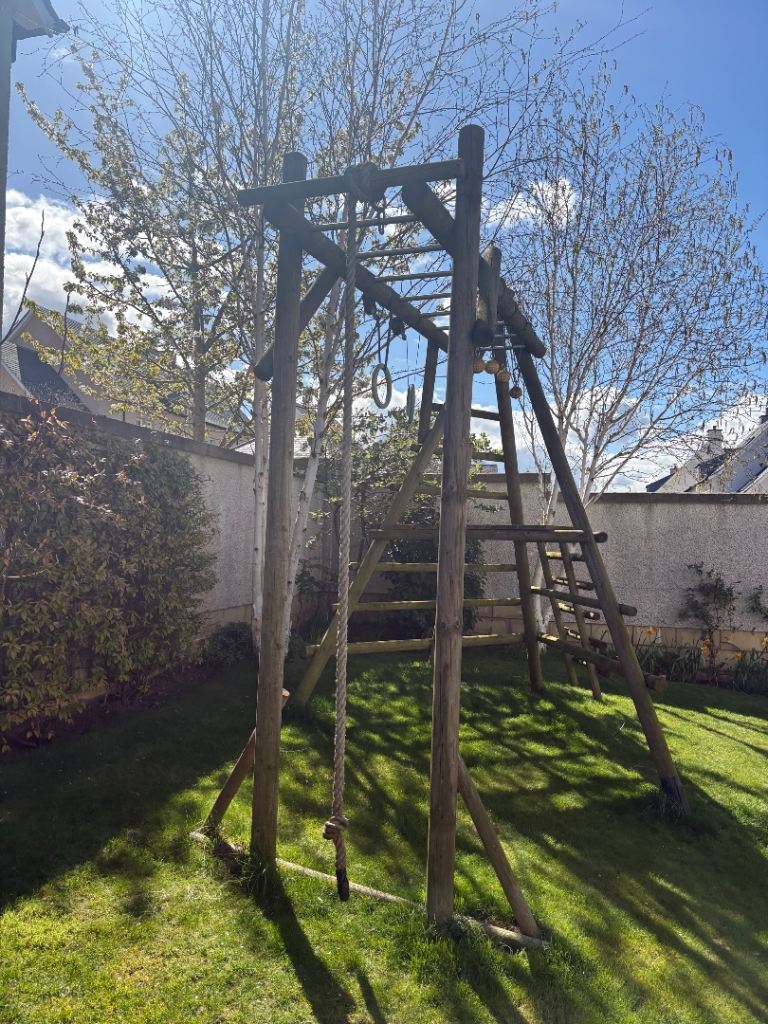 Caledonia play pyramid climbing frame