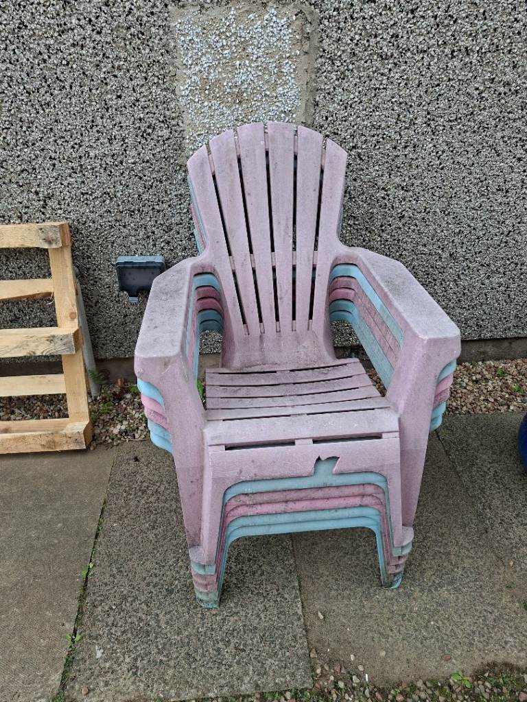 6 plastic garden chairs - free to collect