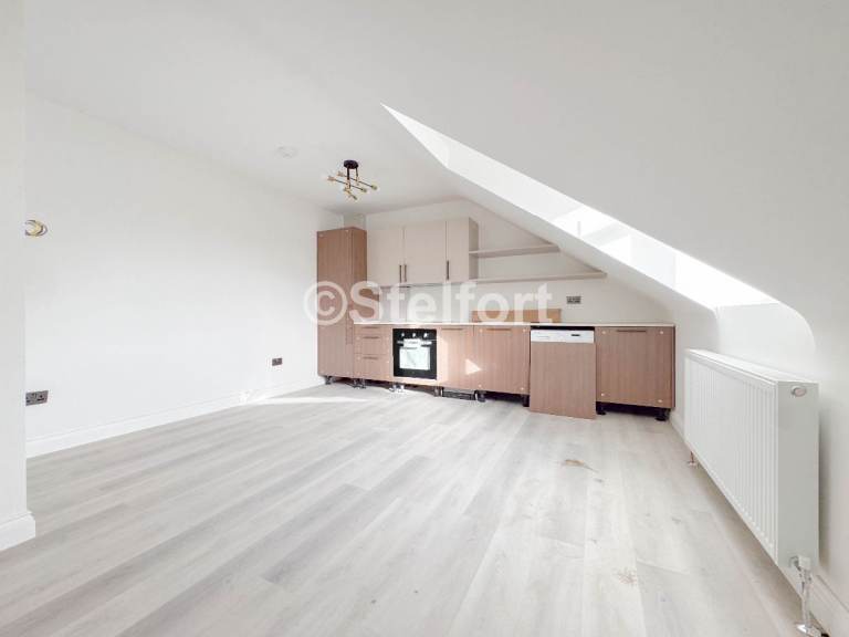 3 bedroom flat in Seven Sisters Road, London, N15