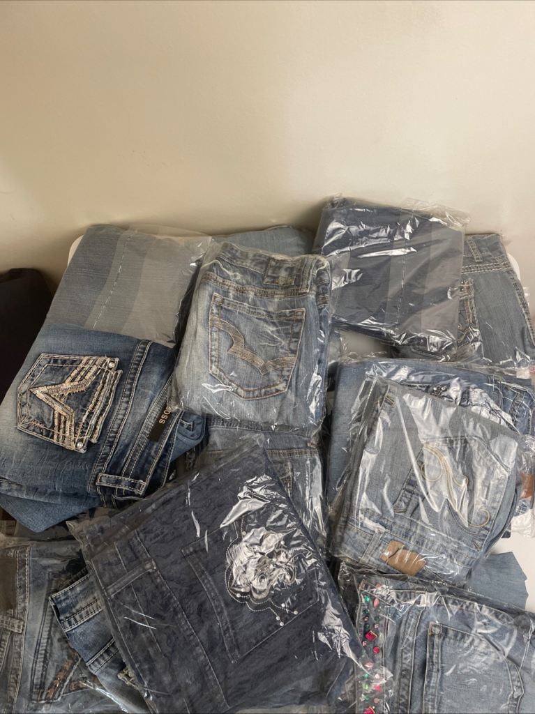 Wholesale Lot of 20 Women’s Jeans - Silver Jeans Co., Vigoss, and More - Vintage clothes free to ask