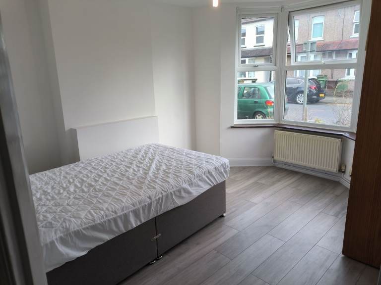 Double Room in a flat in sutton SM1