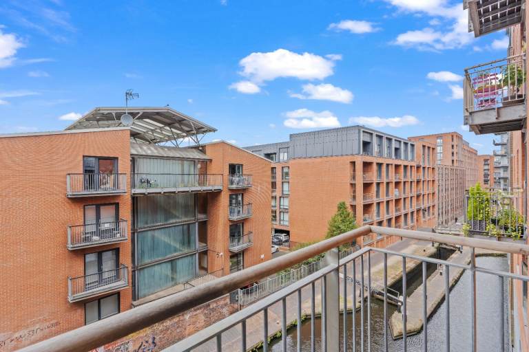 Cosy 2-Bed City Centre Apartment | Fully Furnished | All Bills Included | Canal View