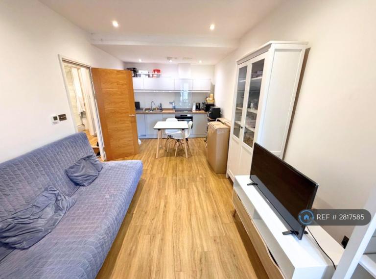 1 bedroom flat in Adair House, Epsom, KT19 (1 bed) (#2817585)