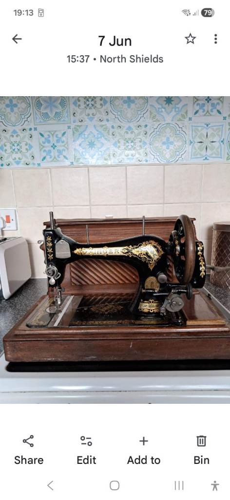 Singer Antique hand cranked Sewing around 1904Machine