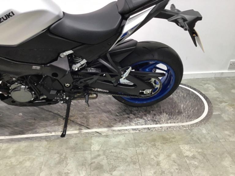 Suzuki GSX-S1000 2025 TFT model.