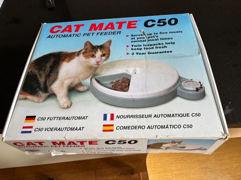 Cat Feeder for Holidays 