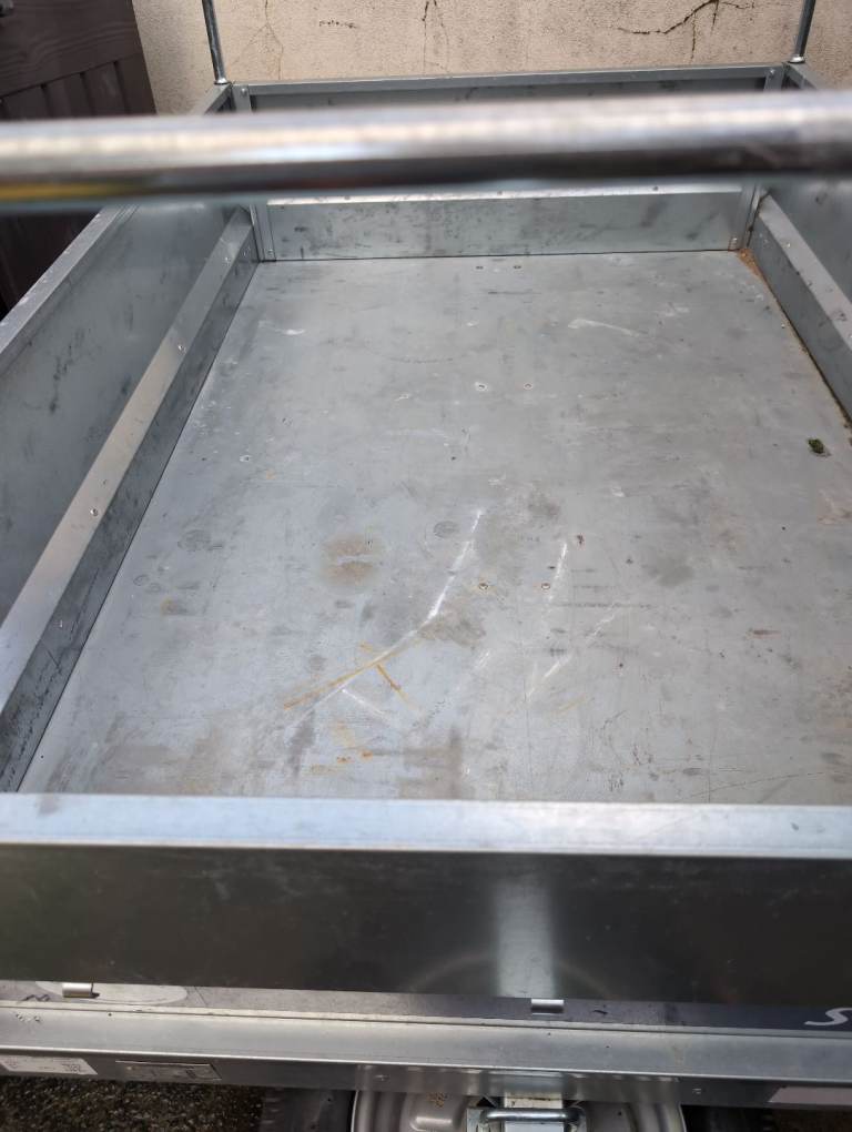 Good condition trailer comes with a cover  not used much , only for clean family adventures 