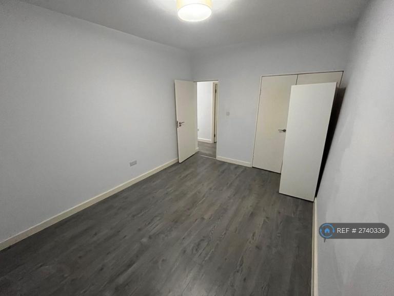 3 bedroom flat in Graham Road, London, E8 (3 bed) (#2740336)