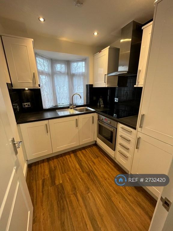 1 bedroom flat in Hale Grove Gardens, London, NW7 (1 bed) (#2732420)