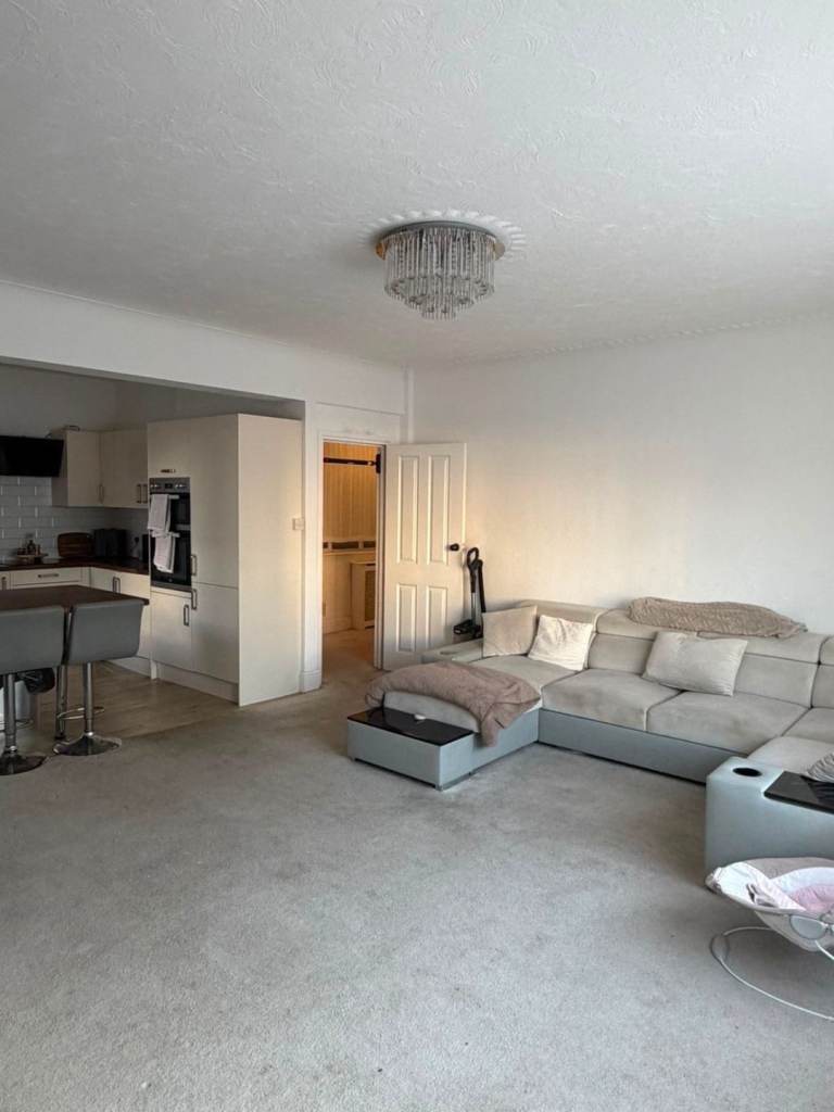 2 bed fully furnished flat in town centre