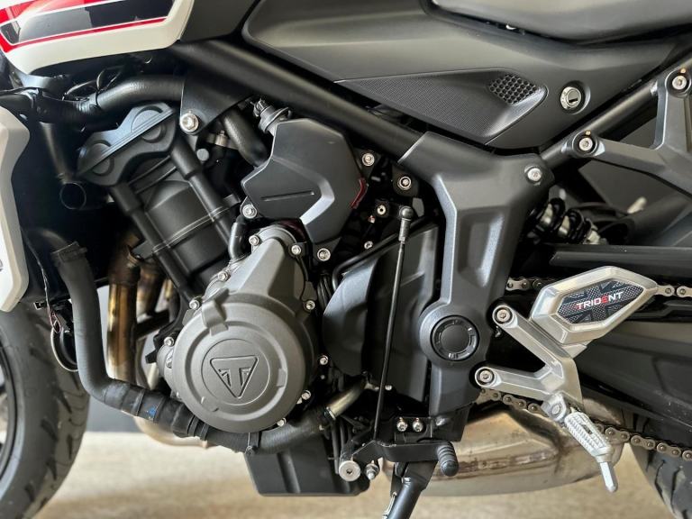 STUNNING ONE OWNER 2022/22 TRIUMPH TRIDENT 660 MOTORCYCLE