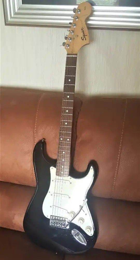 Black Fender Squier Stratocaster 20th Anniversary Edition (2002)