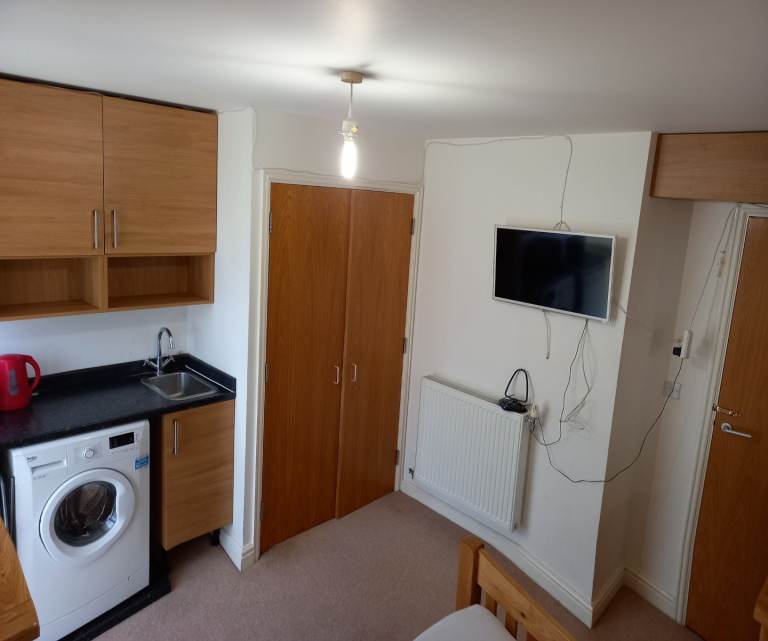Semi Studio inc bills £1100pcm