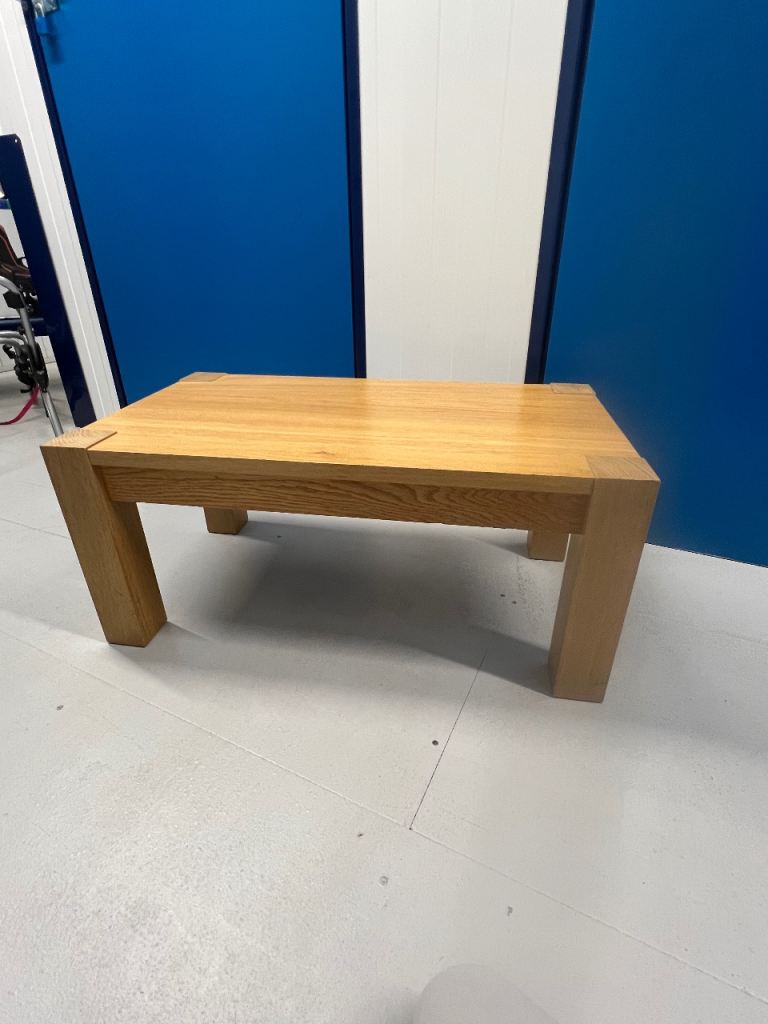 Oak Furnitureland Solid Oak Coffee Table – Excellent Condition