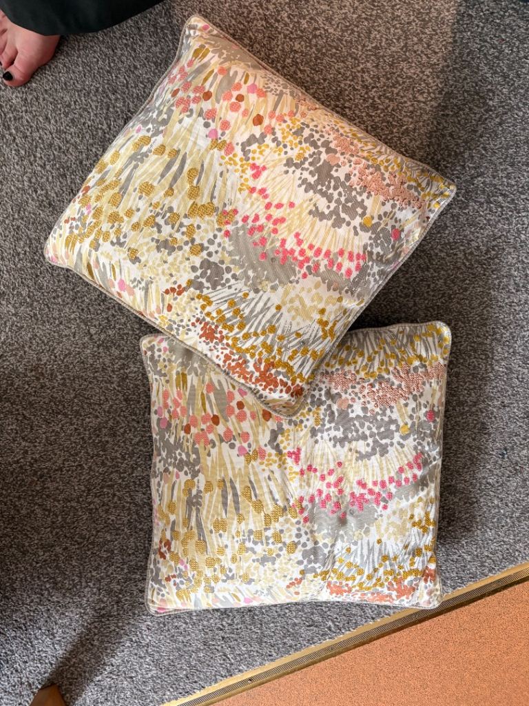 floral-patterned decorative cushion x2