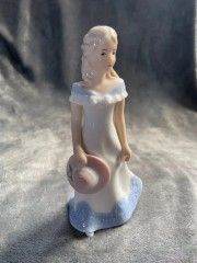 Beautiful Porcelain Figurine Royal Doulton