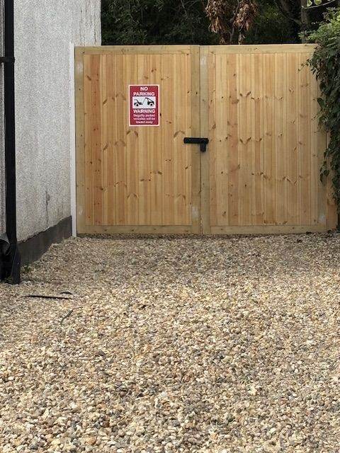 LARGE SECURE YARD AVAIALABLE NOW - RAYNES PARK NEXT TO RP BR - SECURE *****