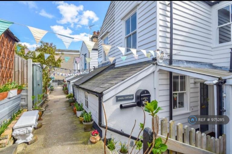 2 bedroom house in Norman Place, Leigh-On-Sea, SS9 (2 bed) (#975285)