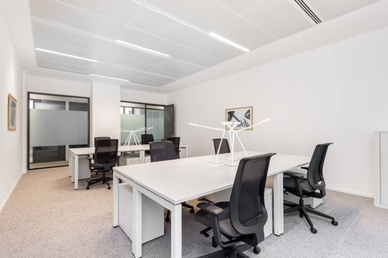 London - SW11 8BZ \ Large Office for Up to 15 Desks, Ready to Use