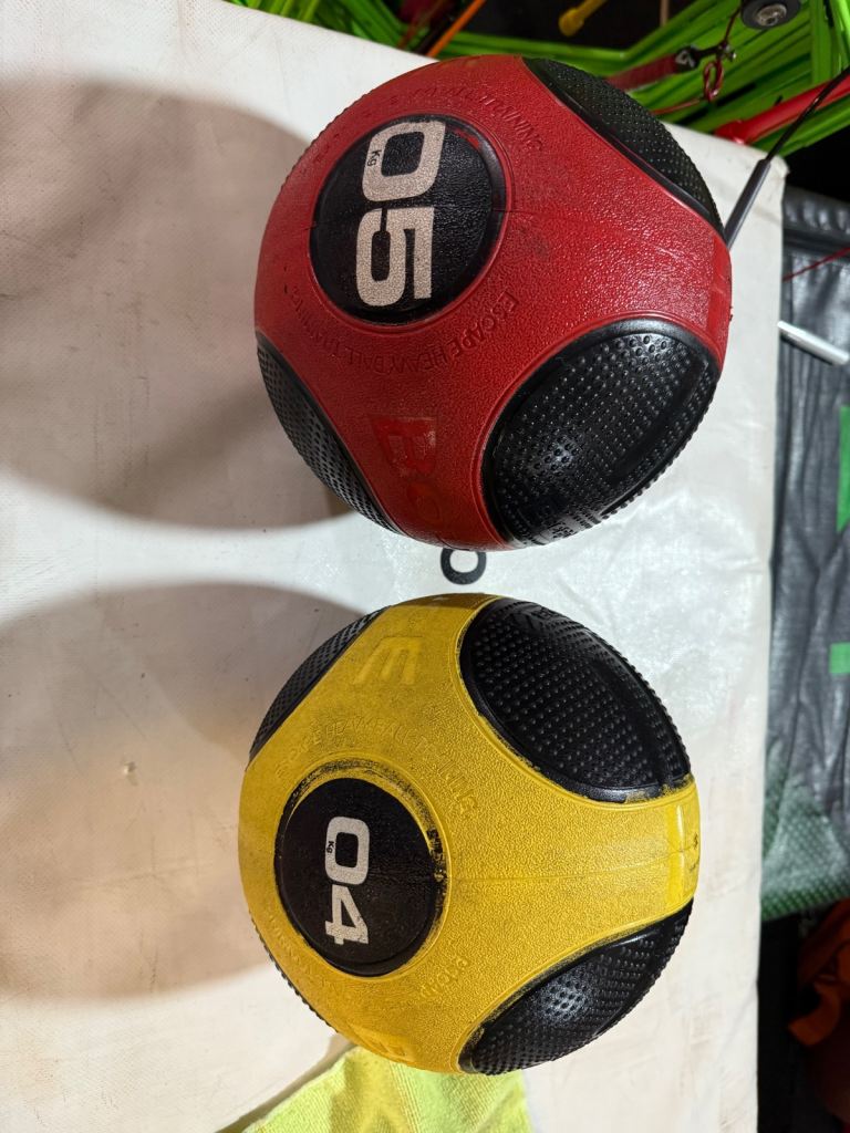 Set of 2 escape bounce balls 