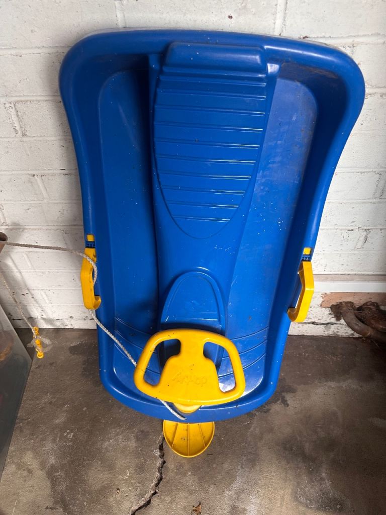 Steering sledge for children for winter sports 
