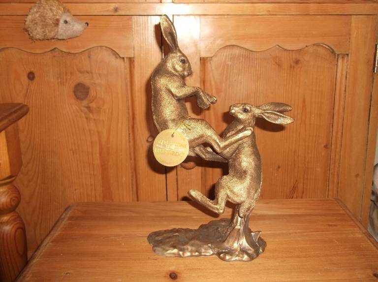 Lovely Bronze effect 2 Boxing Leaping Hares Ornament with Box