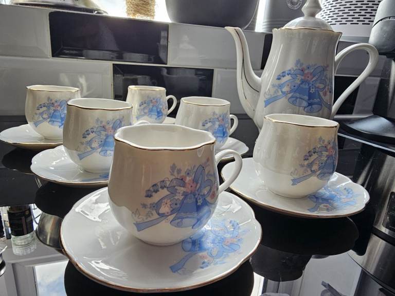 Floral Teapot and 6 Cup/Saucer Set