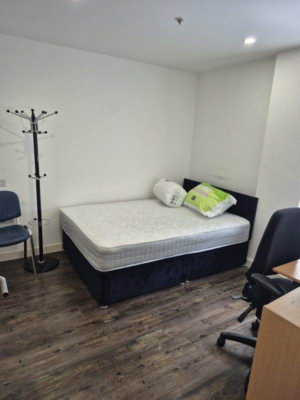 Comfortable Double Room with Private Bathroom - Basildon