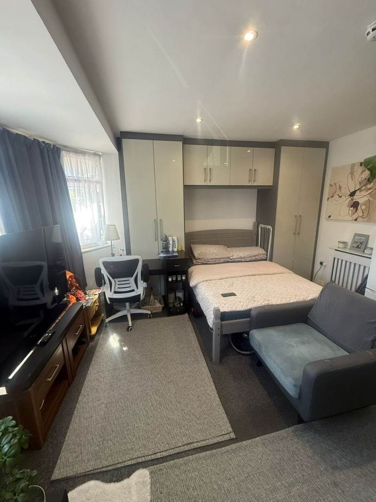 BEAUTIFUL STUDIO FLAT TO RENT IN HOUNSLOW EAST