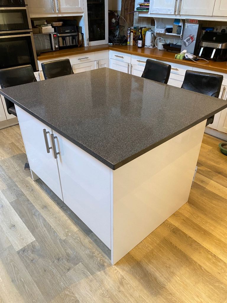 Kitchen Island with Four Stalls