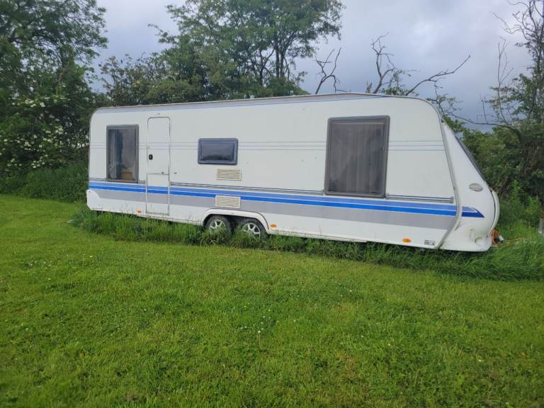 Hobby 400 duluxe . Double axle fixed bed 2005 
