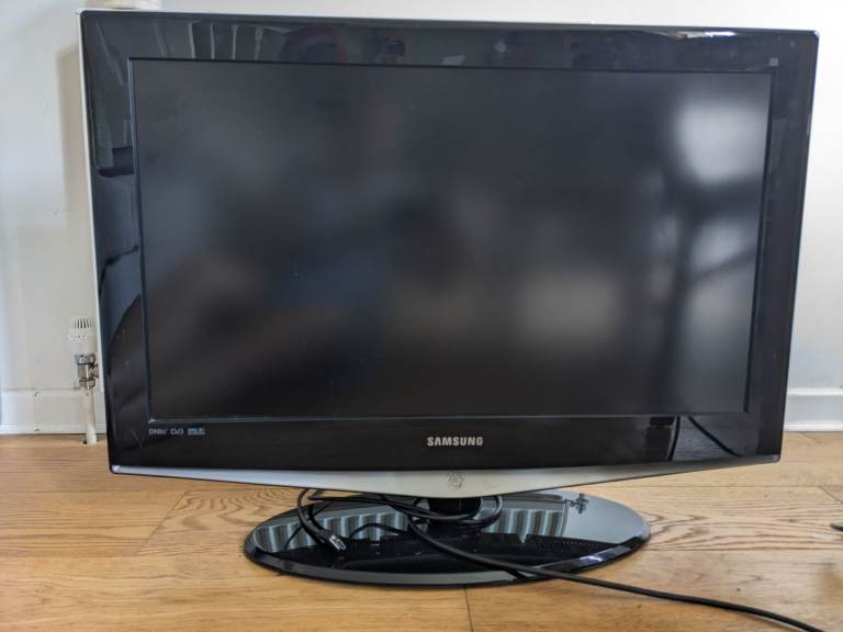 Samsung 32 inch TV with remote 