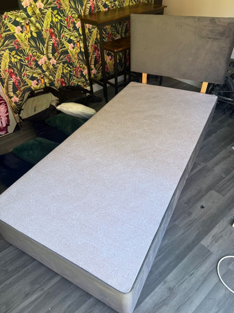 Single divan bed frame like new 