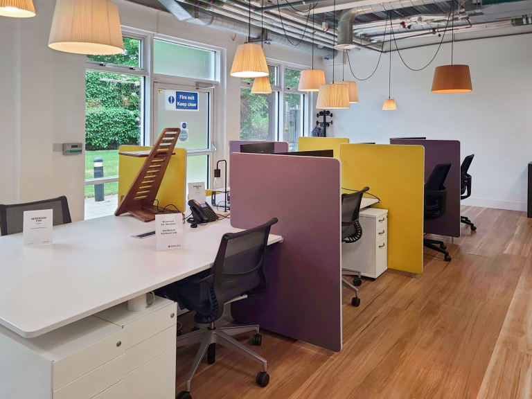 Gerrards Cross - SL9 0BG \ Coworking Space with Desks Available Now