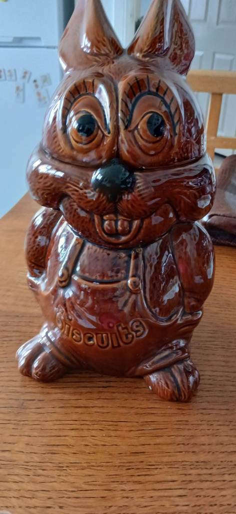 Vintage Ceramic Squirrel Biscuit Jar – Good Condition