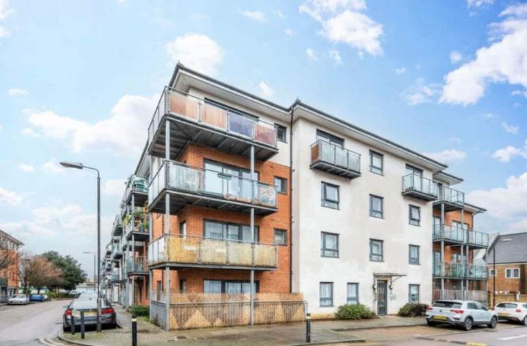 Fully Furnished Property with Modern Bathroom, Parking & Large Kitchen - COMPANY LET ALLOWED