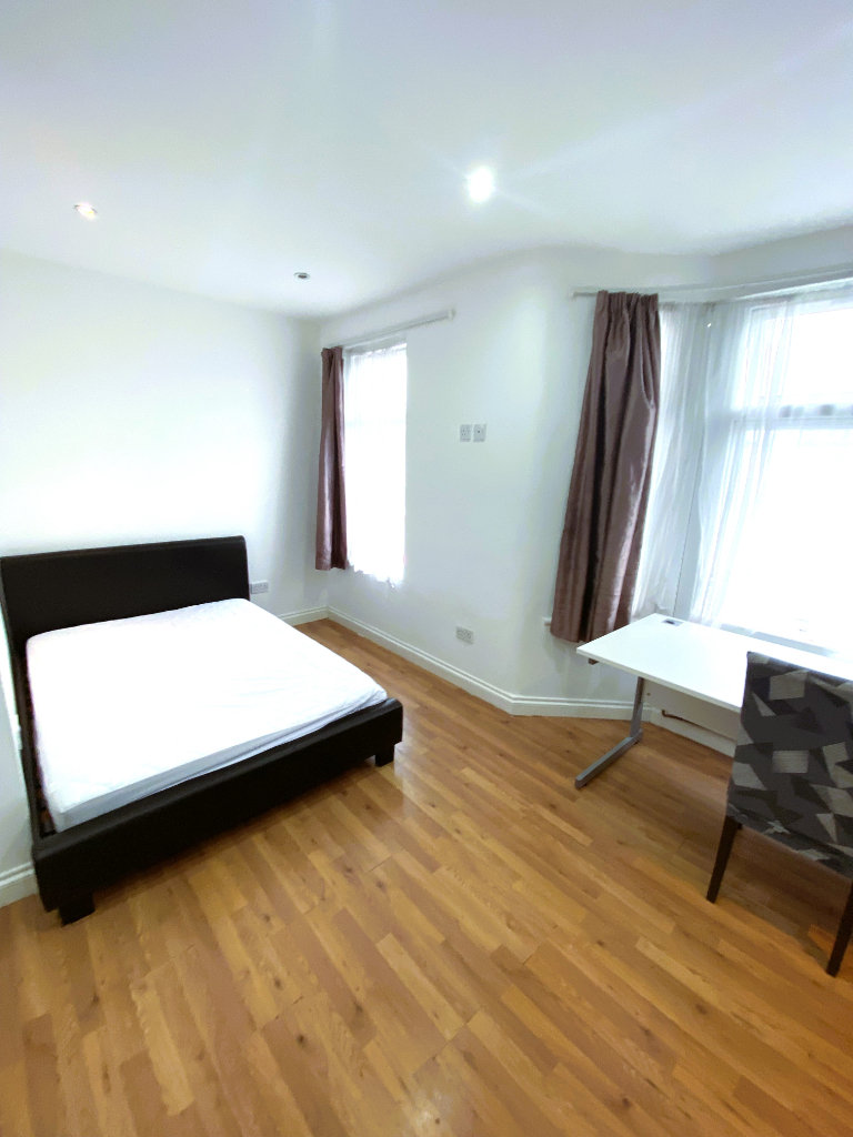 BEDSIT STUDIO ILFORD £875 ALL BILL INCLUDED