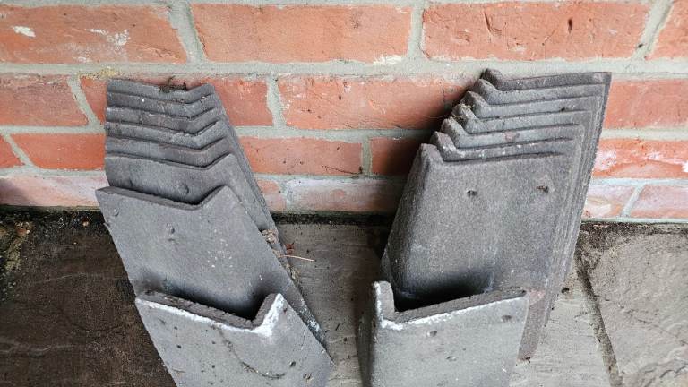 Dormer corners, vertically hung corner plain tiles