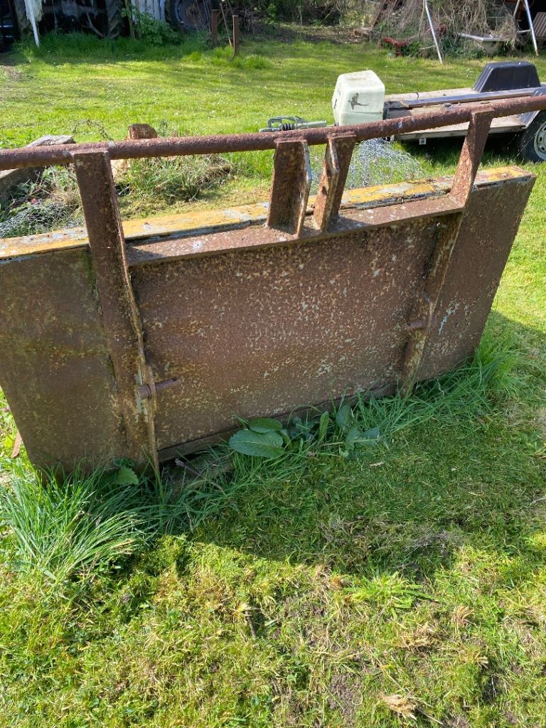 Tractor transport box 