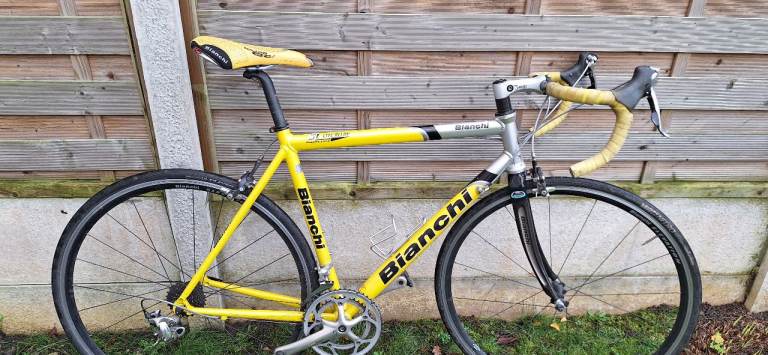 Road bike Bianchi 23in wheels 