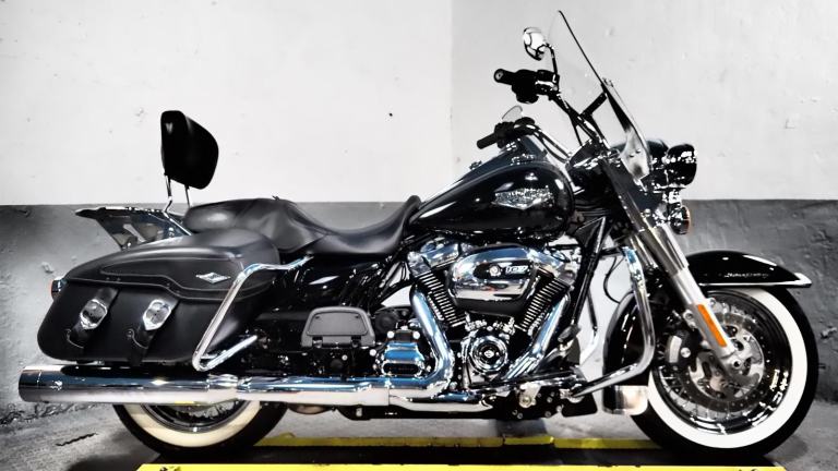 2017 Harley-Davidson Road King ,3k miles ,Vance & Hines,sissy bar rack ,stunning