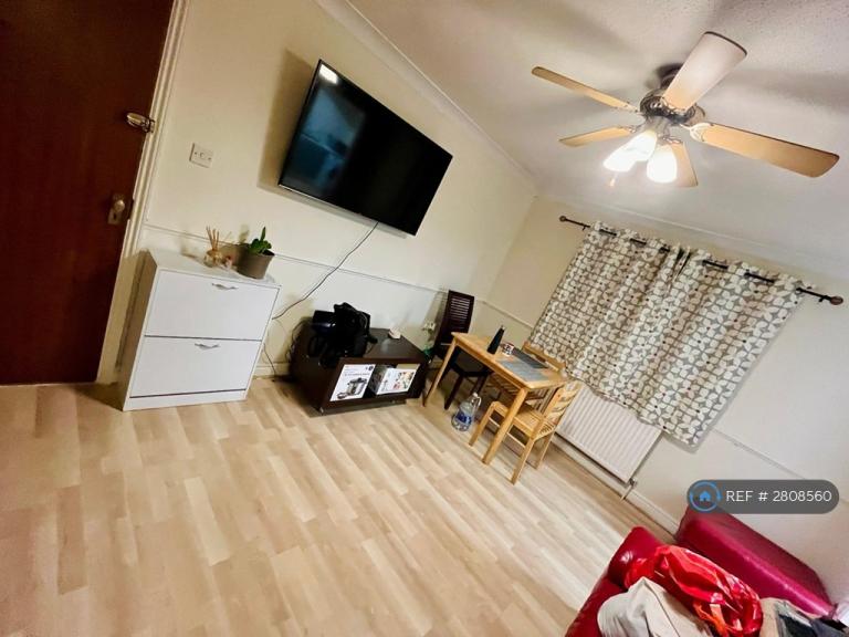 2 bedroom flat in Debden Road, Saffron Walden, CB11 (2 bed) (#2808560)